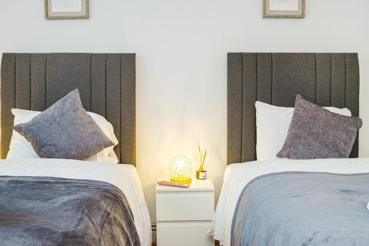 Spacious 3 Bed 1 Bath Hse W Guest Toilet W Parking Near Excel - E16 Λονδίνο Εξωτερικό φωτογραφία